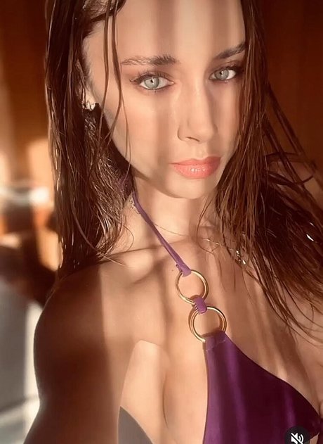 Una Healy onlyfans model