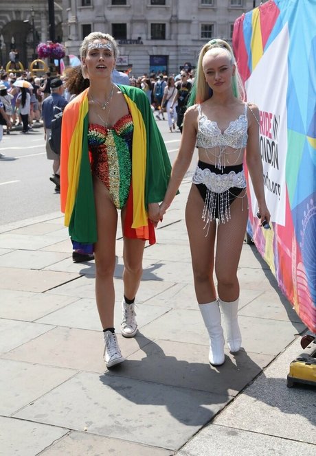 Wallis Day onlyfans model