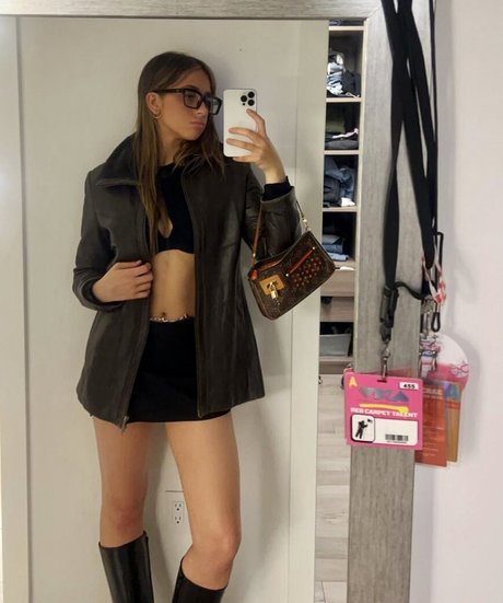 Tate McRae nude onlyfans leaked