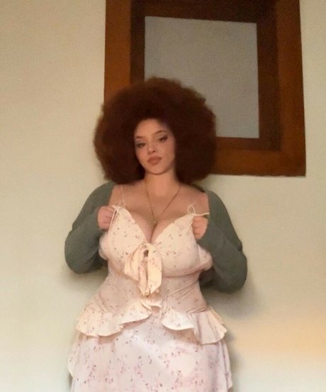 Nikkie Ginger onlyfans ass