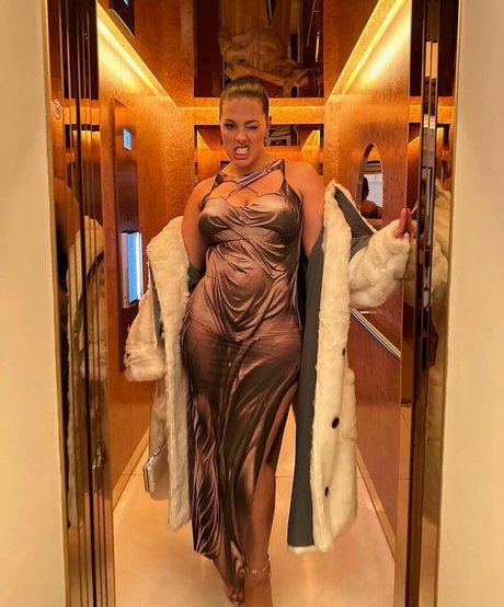 Ashley Graham is on onlyfans