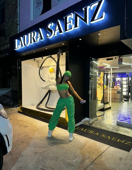 sweetlaurasaenz nude leak onlyfans