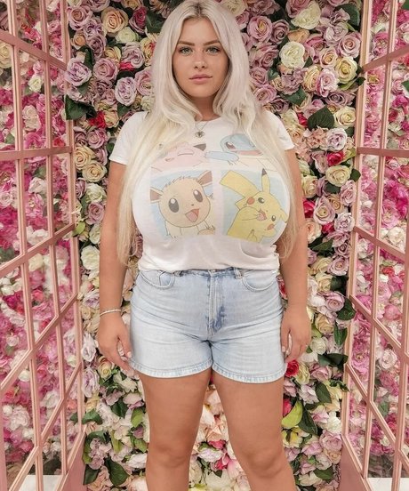 Nina Phoenix Profile pic