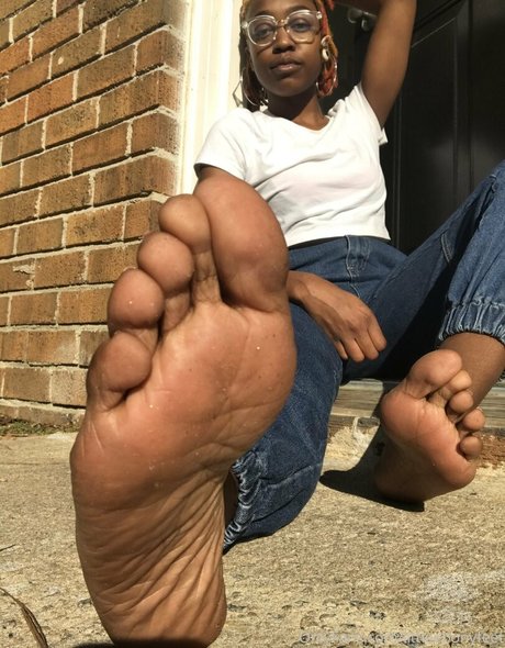 littleebonyfeet naked only fans