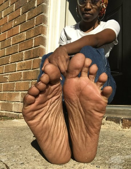 littleebonyfeet onlyfans