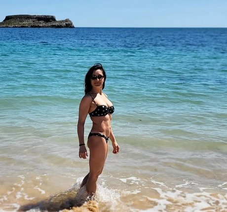 Rebecca Sarker onlyfans boobs