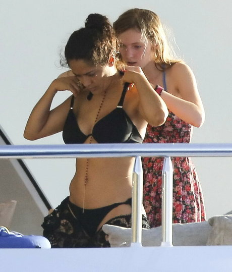 Salma Hayek onlyfans nudes leak