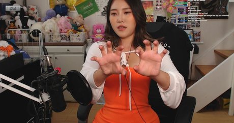 Yuggie TV nude onlyfans leaked