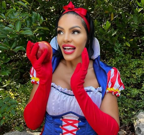 NinaUnrated onlyfans striptease