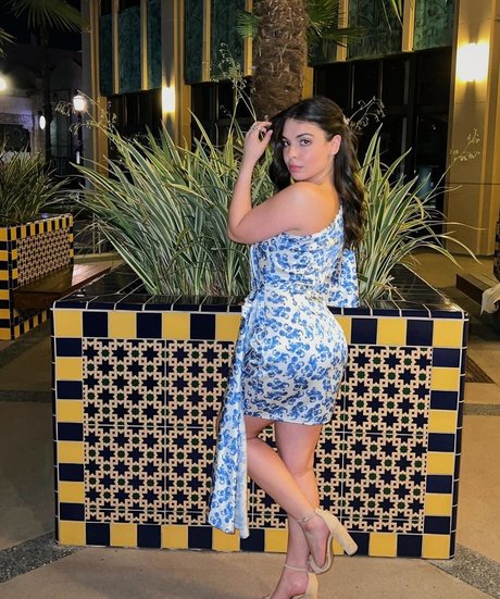 Isabella Gomez onlyfans strip tease