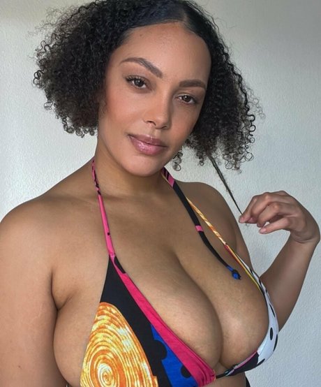 famousaria onlyfans public photos