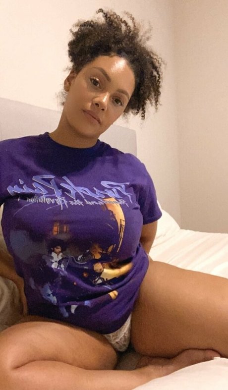 famousaria strip onlyfans