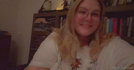 sleepy hneybee onlyfans model photo