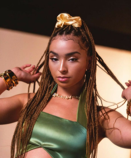 Ella Eyre Profile pic