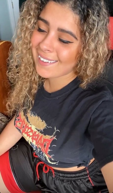 JustYeliz onlyfans nude content