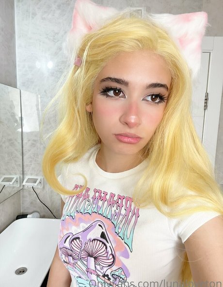Lunaloveton onlyfans model photo