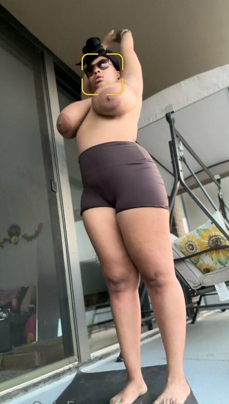 GoldenJans onlyfans pics