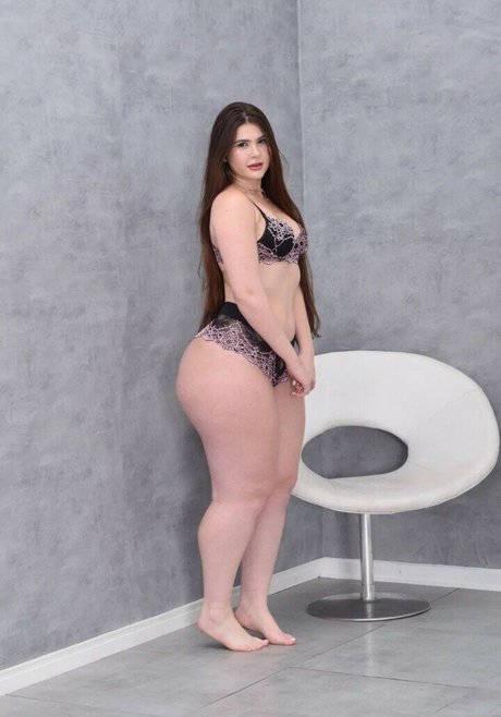 Nicolle Caroline feet onlyfans