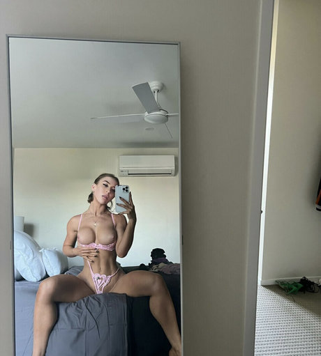 THE SMALL VANILLA GIRLL onlyfans public photos