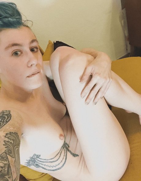 Comicbookgirl19 onlyfans model photo