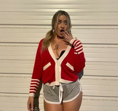 Scarlet Aviram naked onlyfans pics