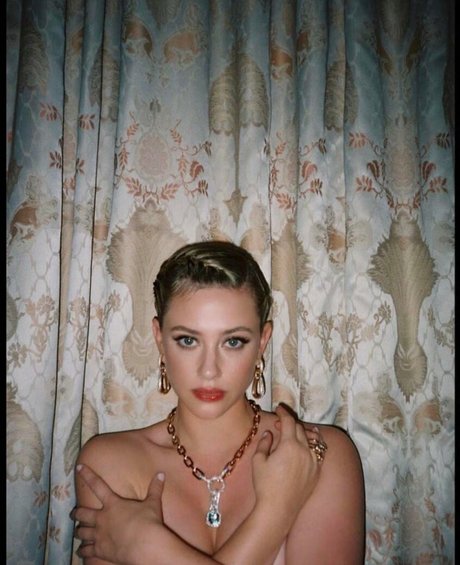 Lili Reinhart pics onlyfans