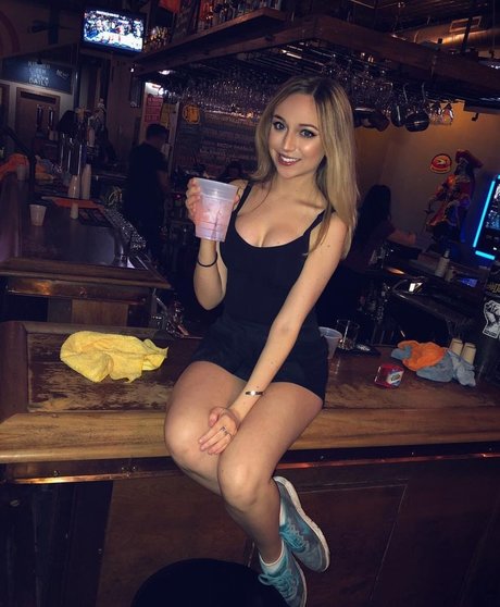 Ellie Schnitt nude only fans