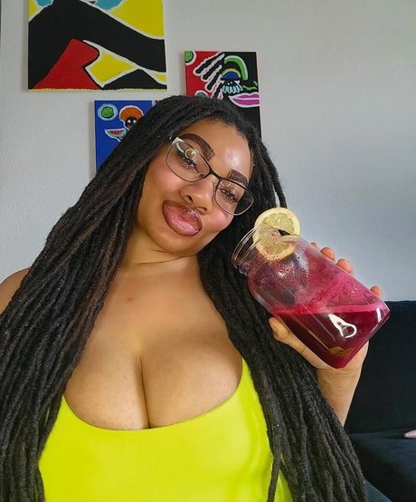 Locked Honey Princess onlyfans public photos