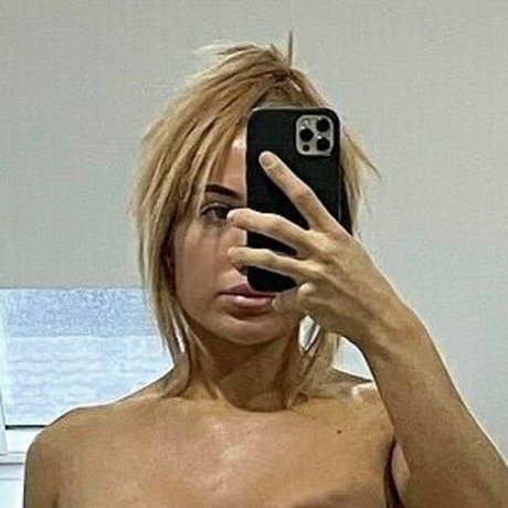 Julia Holbanel onlyfans leak ass