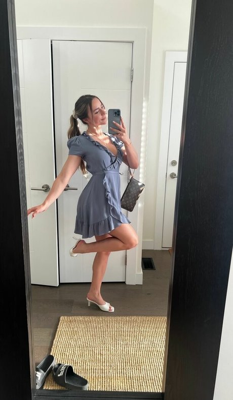 Meelah Robbins onlyfans strip