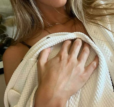 Meelah Robbins onlyfans leak porn