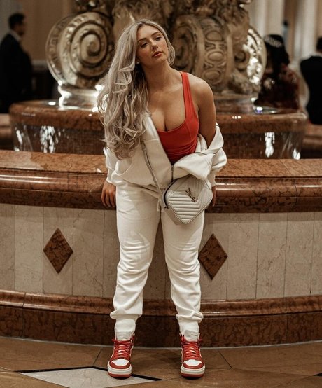 Miranda Cohen onlyfans strip tease