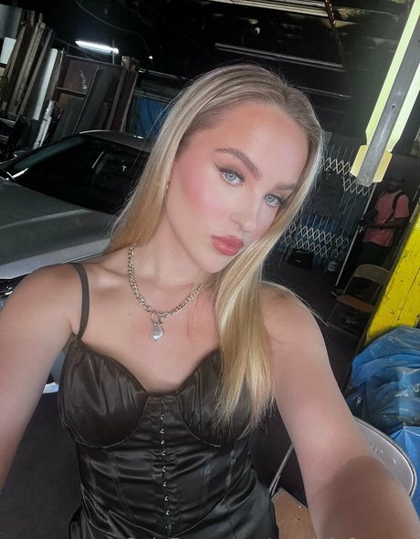 marielafemme onlyfans model