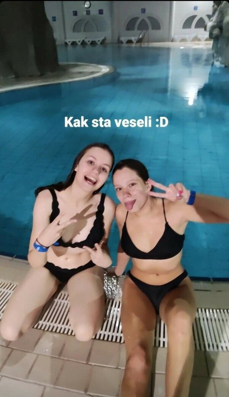 Laura Petrinec onlyfans striptease