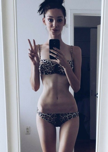 Emma Dumont porn onlyfans leak