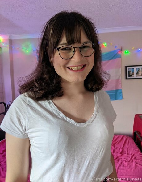 artemislunaaa only fans photos
