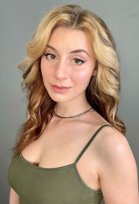 Ariane Kolet onlyfans model images