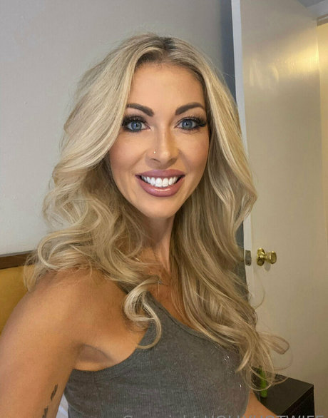 hollyhotwife onlyfans pics leaked