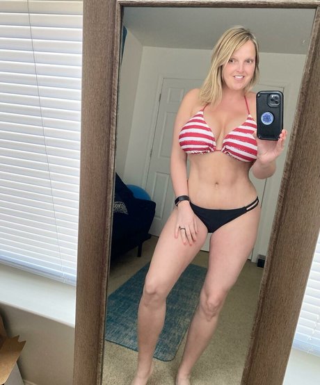 HealthyHappyFitandProud onlyfans leaks nude