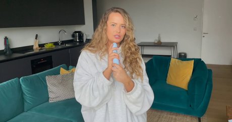 The Girl In Lingerie onlyfans pics nude