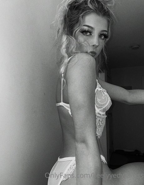 keelyyedwardss naked onlyfans pics