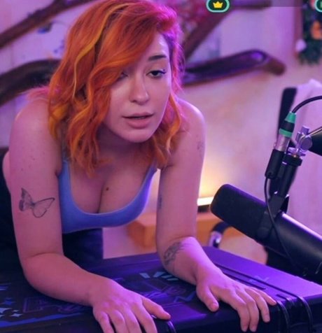 AnniTheDuck onlyfans strip tease