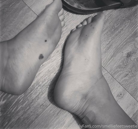 smelliefeetsweetie onlyfans nude photos