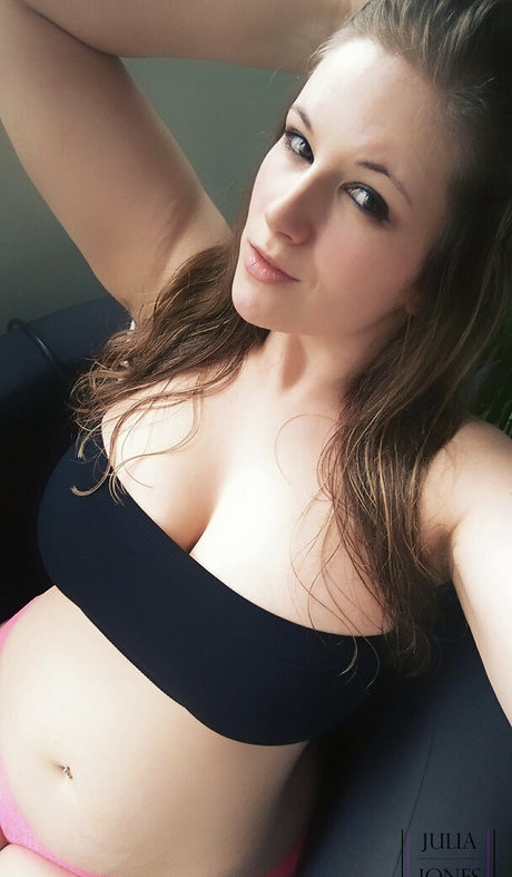 julia jones rocks onlyfans public photos
