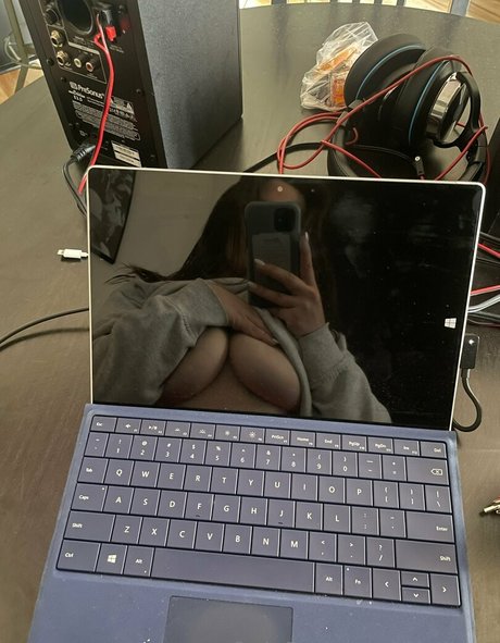 WomenYEG naked on onlyfans