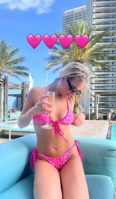 Kyla Deaver onlyfans striptease