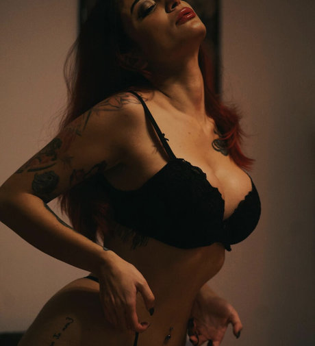 QueenREd is on onlyfans