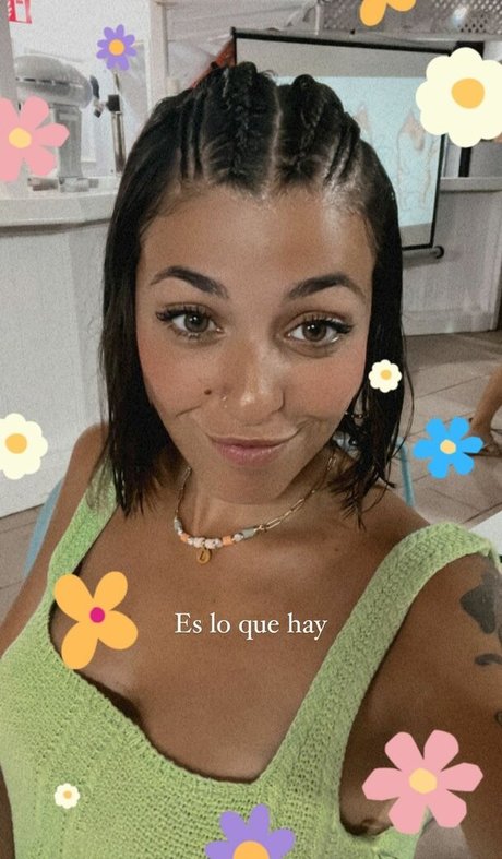 Marta De Lola onlyfans content type