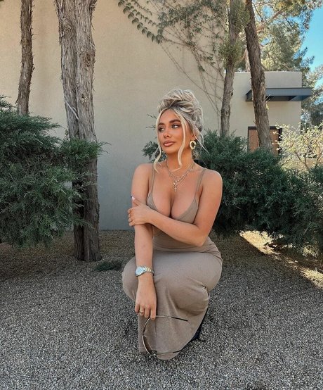 Saffron Barker onlyfans lesk