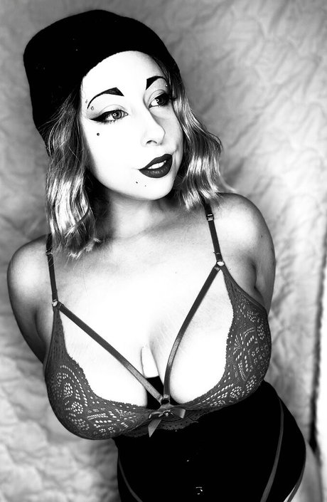 Adelayarmstrong only fans.